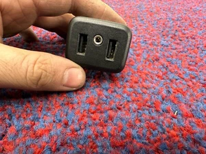 CHEVROLET CAMARO SS 2016-2023 OEM CENTER CONSOLE USB AUXILIARY JACK ADAPTER PORT - Picture 1 of 2