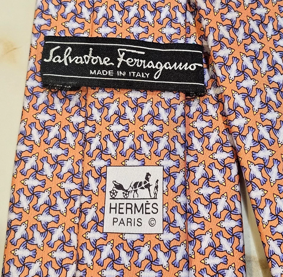 Salvadore Ferragamo Hecho en Italia Hermes París Pájaro Diseño Seda ANCHO: 3 1/2" Foto 1 de 4