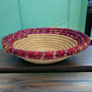 Hermosa cesta de rafia enrollada redonda tejida tela roja y púrpura boho chic - Imagen 1 de 8
