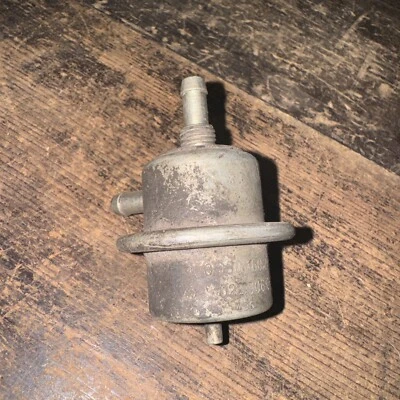 Porsche 914 Fuel Pressure Regulator BOSCH 0 280 160 200 — 第 1/4 张图片