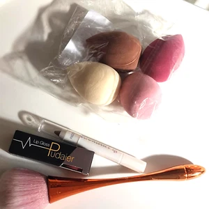 4 ITEM MAKEUP BUNDLE BEAUTY .SPONGE,MATTE LIP GLOSS,EYESHADOW CRAYON,BRUSH - Picture 1 of 16