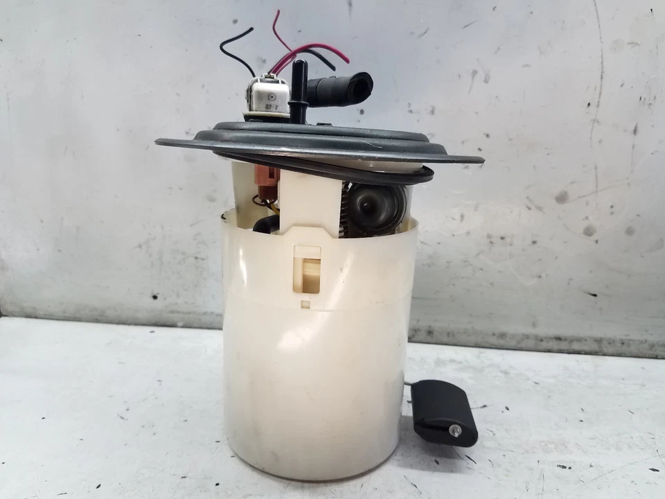 2004-2006 Hyundai Elantra 2.0L Fuel Pump Assembly 31110-2D531 (M137) - Image 1 of 4