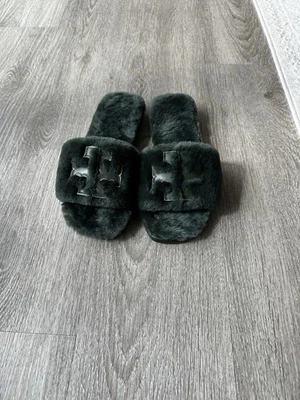 Новые женские двойные пушистые тапочки Tory Burch с открытым носком темно-зеленые без шнуровки - Изображение 1 из 4