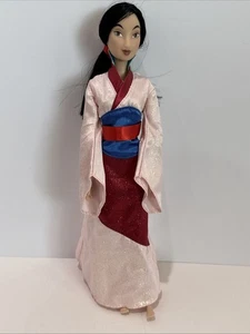 Disney Store Principessa Mulan Bambola Classica 11,5” con Vestito Glitterato Senza Scarpe - Foto 1 di 10