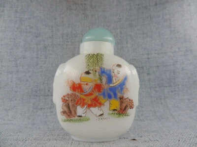 Exquisita botella de tabaco de vidrio con patrón de figura de pintura china a mano Foto 1 de 4