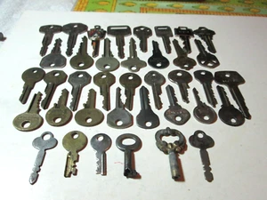 UN ASSORTIMENTO DI 37 VECCHIE CHIAVI. - Foto 1 di 7