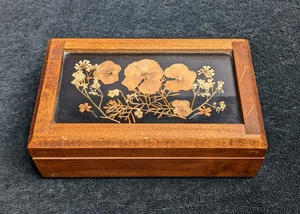 Caja de baratijas de joyería vintage hecha a mano - flores reales, espejo, piel sintética - 7,75" W - Imagen 1 de 9