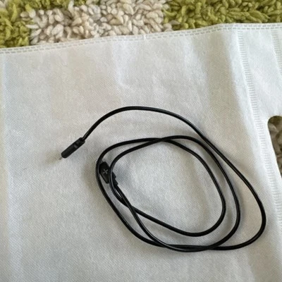 Cable negro AT&T para iPhone 14 y menos  Foto 1 de 4