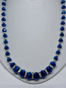 Collana Vintage Fiordaliso Blu Sfaccettato Iridescente AB Rivestito Perline Strass - Foto 1 di 11