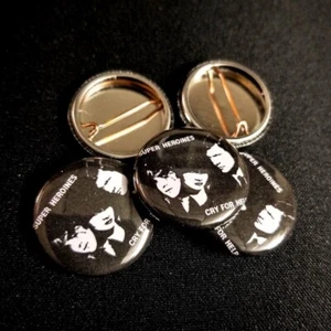 🙂 Insignia de botón retroactivo de 1" de Super Heroines [Eva O Christian Death Rozz Tradgoth] - Imagen 1 de 5