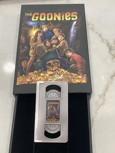 Moneda de plata GOONIES VHS TAPE 2 OZ 5$ Samoa 2025 - Imagen 1 de 6
