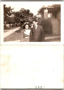 Abrigo y traje de coche de pareja de 1940 fotografía de escena callejera suburbana - Imagen 1 de 1