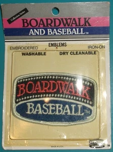 BARDWALK Y BÉISBOL EMBLEMA BORDADO LAVABLE PLANCHA LIMPIABLE EN SECO EN NUEVO VIEJO - Imagen 1 de 8