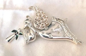 Broche prendedor vintage ángel con cuerno tono plata imitación perla y pedrería - Imagen 1 de 5
