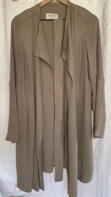 Aritzia Babaton Quincy Chaqueta Fluida Taupe Abierta Larga Gabardina Cinturón Talla Pequeña Foto 1 de 4