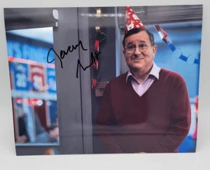 FOTO DE TV 8X10 FIRMADA POR JEREMY SWIFT TED LASSO HIGGINS CERTIFICADO DE AUTENTICIDAD ESTRELLA - Imagen 1 de 3