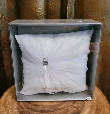 Travesseiro portador de anel Hortense B. Hewitt Co. novo branco cetim cristais casamento  - Imagem 1 de 4