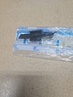 Nuevo de Lote Antiguo Chevrolet Monte Carlo 1995-99 Cubierta Tapa Pajarita Emblema GM 10189880 Nuevo OEM Foto 1 de 4