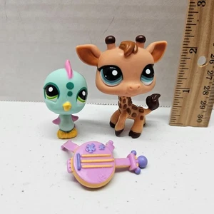 Littlest Pet Shop #1610 GIRAFFA & #1703 PARROCCHETTO UCCELLINO & BANJO - AUTENTICO LPS - Foto 1 di 3