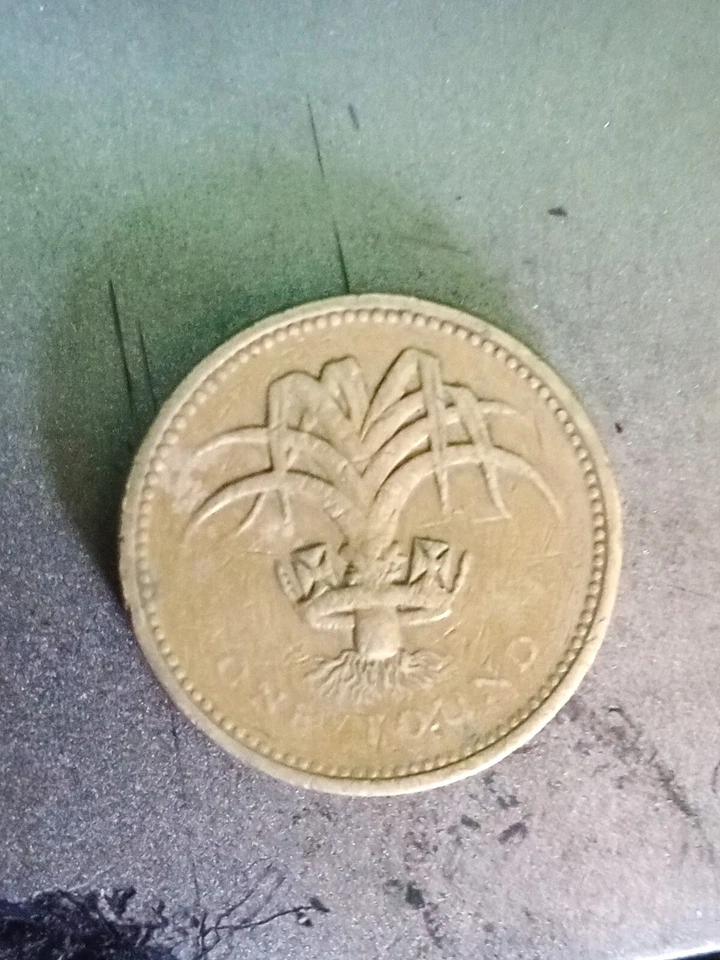 1985 1 pound coin rare with upside down error lettering - Image 1 of 4