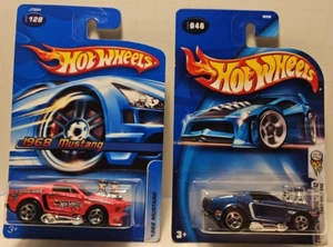 Lote de 2 Mustang Hot Wheels 2006 Tooned 1968 variaciones de color azul y rosa - Imagen 1 de 6