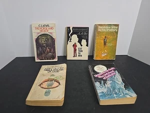Vintage Sci-Fi Fantasy Book Lot - Le Guin, Bradbury, C.S. Lewis, Lilly, Gardner - Foto 1 di 15