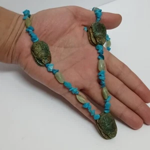 Collar egipcio hecho a mano con piedra turquesa y escarabajo en estilo faraónico - Imagen 1 de 9