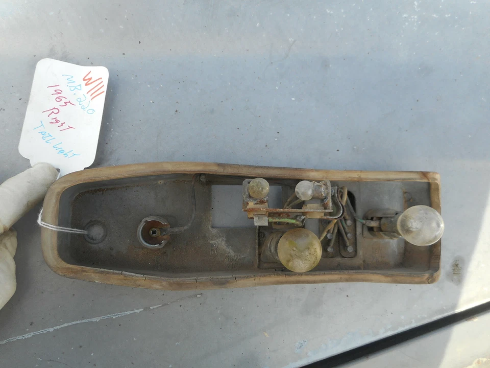 Mercedes Benz W111 W110 220 220b Fintail Taillight Bulb Holder Right tail light  Foto 1 de 4