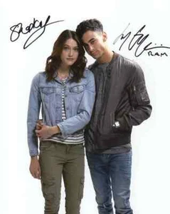 Doctor Who Autograph: SOPHIE HOPKINS & FADY ELSAYED (Class) Signed Photo - Foto 1 di 1