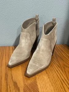 Neu Vince Camuto Winndie Stiefeletten mit Absatz trüffelfarben taupe Damengröße 8,5 Bootie - Bild 1 von 8