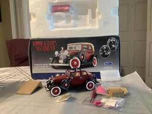 Franklin Mint Bonnie & Clyde's 1932 Ford V-8 Model Car / Accessories - 1:24 - Bild 1 von 8