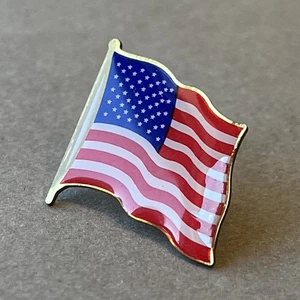 Vintage lebendige amerikanische Flagge wehen USA Freiheit Anstecknadel beschichtetes Metall Sammlerstück - Bild 1 von 8