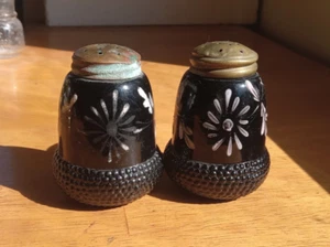 1880er PAAR SCHWARZGLAS HOBBS EICHEL SALZ & PFEFFERSTREUER HANDBEMALT MIT DECKEL - Bild 1 von 5