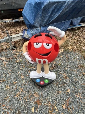 M&M Personaje Rojo Tienda de Caramelos Exhibición Ruedas Rodantes Coleccionables 41.5” Alto Foto 1 de 2