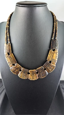Collar de panel de madera tallada tribal — Collar de madera dura pesada Foto 1 de 4