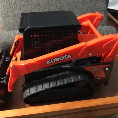 New Ray 1/18 Plastic Kubota SVL90-2 Compact Track Loader 782567-06-17 - Image 1 of 4