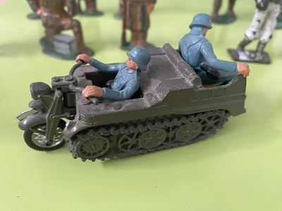 LOTE de 50+ piezas de figuras militares Barclay Manoil Soldier Medic Half Track máscara antigás Foto 1 de 4