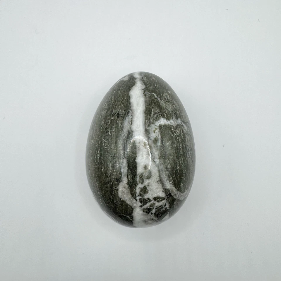 Oeuf en marbre vert et blanc. Peut-être Jaspe - Photo 1/4