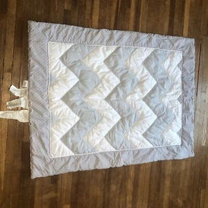 CIRCO CHEVRON BABY COMFORTER coperta trapuntata culla grigio bianco pois zig zag - Foto 1 di 6