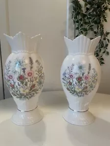2 jarrones caseros blancos vintage florales festoneados par de flores inglesas de cerámica - Imagen 1 de 7