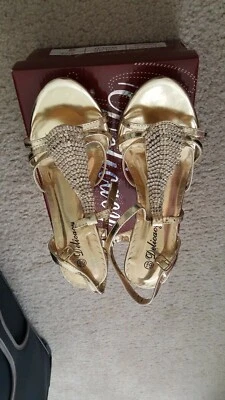 2 sandalias mujer delicadeza oro y lasonia negras con demanda talla 6,5 y 6  Foto 1 de 4