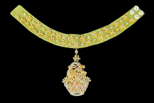 Spilla Barrera girocollo celine monumentale fatta a mano da celine usando barra