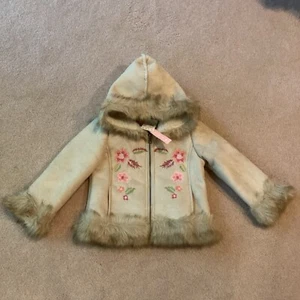 NEU MIT ETIKETT HYPE MÄDCHEN WILDLEDER STOFF TYP JACKE, 4T, CAMEL, KAPUZE, KUNSTFELLBESATZ, TASCHEN - Bild 1 von 5