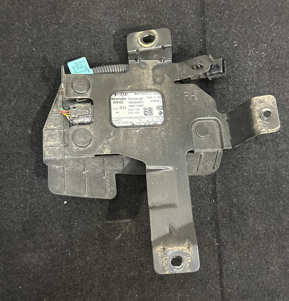 Módulo de detección de punto ciego Hyundai Elantra 2017-2018 diestro OEM 95821-F2001 Foto 1 de 4