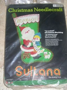 Sultana Weihnachtsstrumpf Handarbeitsset # 32130 "Auf dem Schoß des Weihnachtsmanns" versiegelt - Bild 1 von 3