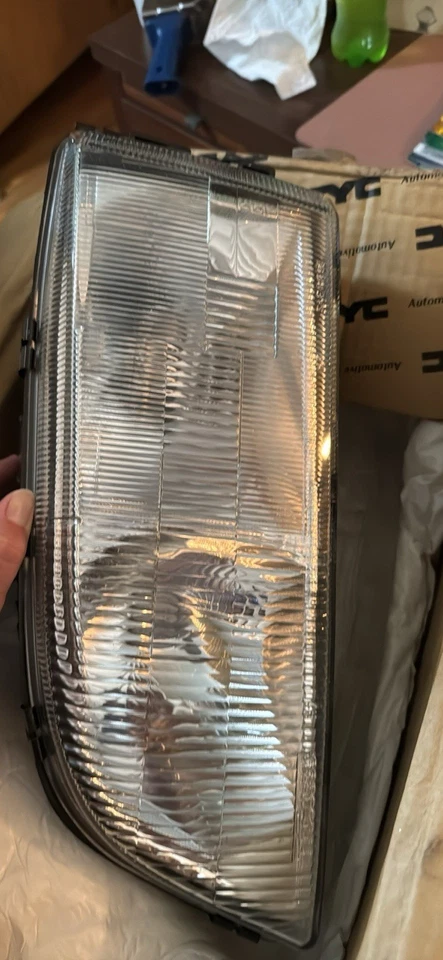 Conjunto de faros laterales del conductor TYC 20-5410-00 Volvo para C70, S70, V70  Foto 1 de 3