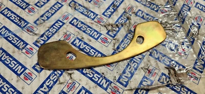 SOPORTE DE SOLAPA DE LLENADO DE COMBUSTIBLE DATSUN 75- 7.76 280Z---REPUESTO Foto 1 de 2