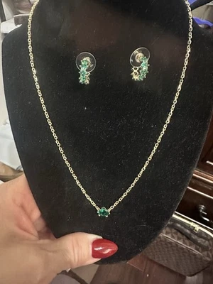 Collar y pendientes colgantes de oro Kendra Scott Cailin en cristal verde Foto 1 de 4