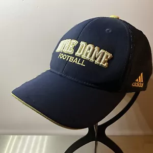 Gorra de fútbol americano Adidas Universidad de Notre Dame ajustada para jóvenes malla posterior - Imagen 1 de 8