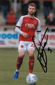 Foto autógrafa de fútbol americano firmada a mano de James Husband Fleetwood Town 6x4 - Imagen 1 de 1